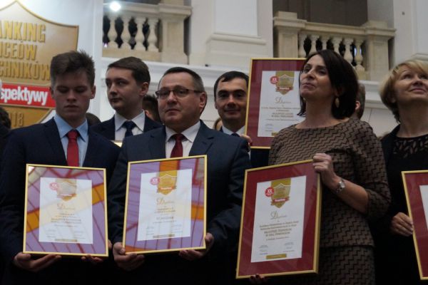 Dyrektorzy wyróżnionych szkół z dyplomami - kliknięcie spowoduje powiększenie zdjęcia Dyrektorzy wyróżnionych szkół z dyplomami