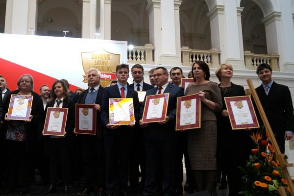 Zdjęcie z dyplomami - kliknięcie spowoduje powiększenie zdjęcia Zdjęcie z dyplomami