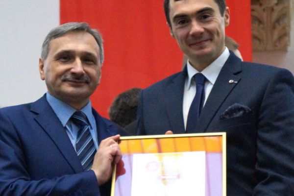 Wręczenie dyplomu Panu dyrektorowi - kliknięcie spowoduje powiększenie zdjęcia Wręczenie dyplomu Panu dyrektorowi