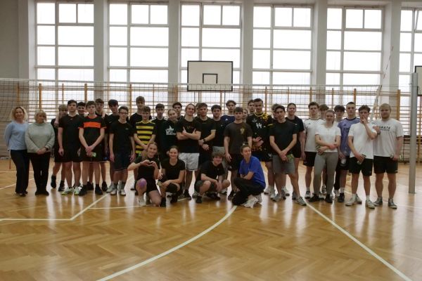 Wspólne zdjęcie finałowych drużyn z Panią Dyrektor Urszulą Tylicką