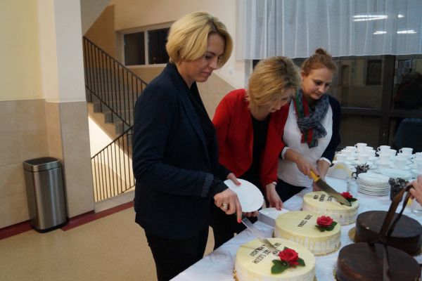 Pani Wicedyrektor i tort -  kliknięcie spowoduję powiększenie zdjęcia  Pani Wicedyrektor i tort