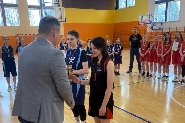 Zuzanna Jastrzębska najlepsza zawodniczka II LO - kliknięcie spowoduje powiększenie zdjęcia Zuzanna Jastrzębska najlepsza zawodniczka II LO