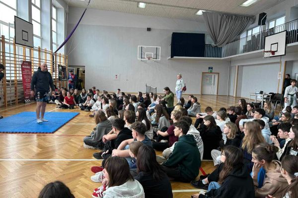 Targi Aktywności w ramach Olimpiady Praktycznej Zwolnieni z Teorii - okazja do nauki na przyszłość - kliknięcie spowoduje powiększenie zdjęcia Targi Aktywności w ramach Olimpiady Praktycznej Zwolnieni z Teorii