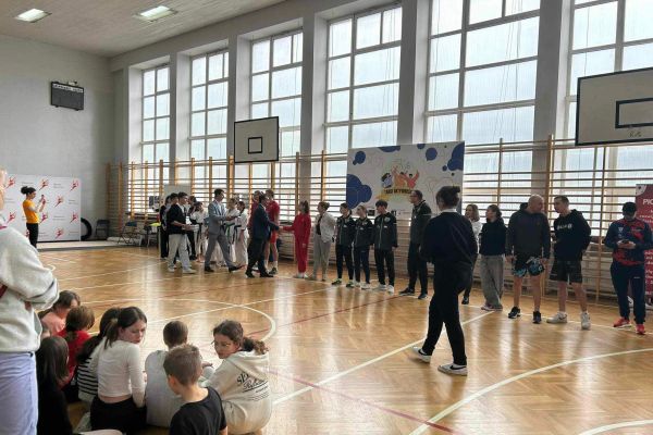 Targi Aktywności w ramach Olimpiady Praktycznej Zwolnieni z Teorii - okazja do nauki na przyszłość - kliknięcie spowoduje powiększenie zdjęcia Targi Aktywności w ramach Olimpiady Praktycznej Zwolnieni z Teorii