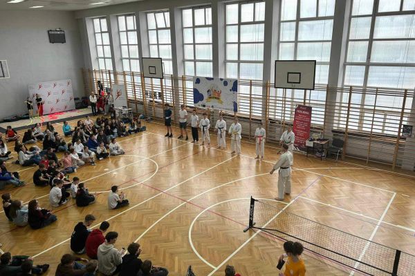 Targi Aktywności w ramach Olimpiady Praktycznej Zwolnieni z Teorii - okazja do nauki na przyszłość - kliknięcie spowoduje powiększenie zdjęcia Targi Aktywności w ramach Olimpiady Praktycznej Zwolnieni z Teorii