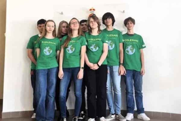 Podlesiaki - grupa uczniów realizująca projekt społeczny w ramach Olimpiady Zwolnieni z Teorii - kliknięcie na zdjęcie spowoduje powiększenie Podlesiaki - grupa uczniów realizująca projekt społeczny w ramach Olimpiady Zwolnieni z Teorii