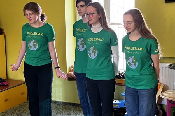 Podlesiaki - grupa uczniów realizująca projekt społeczny w ramach Olimpiady Zwolnieni z Teorii - kliknięcie na zdjęcie spowoduje powiększenie Podlesiaki - grupa uczniów realizująca projekt społeczny w ramach Olimpiady Zwolnieni z Teorii