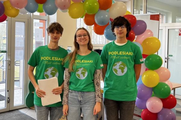 Podlesiaki - grupa uczniów realizująca projekt społeczny w ramach Olimpiady Zwolnieni z Teorii - kliknięcie na zdjęcie spowoduje powiększenie Podlesiaki - grupa uczniów realizująca projekt społeczny w ramach Olimpiady Zwolnieni z Teorii