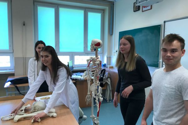 Uczniowie ze szkieletem człowieka