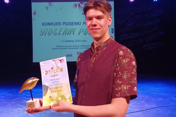 Marcel z nagrodą - Konkurs Piosenki Poetyckiej - kliknięcie spowoduje powiększenie zdjęcia Marcel z nagrodą - Konkurs Piosenki Poetyckiej