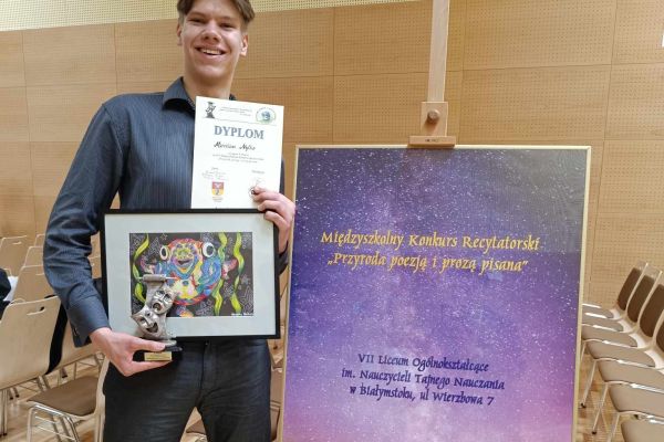 Marcel z nagrodą - Konkurs Recytatorski - kliknięcie spowoduje powiększenie zdjęcia Marcel z nagrodą - Konkurs Recytatorski