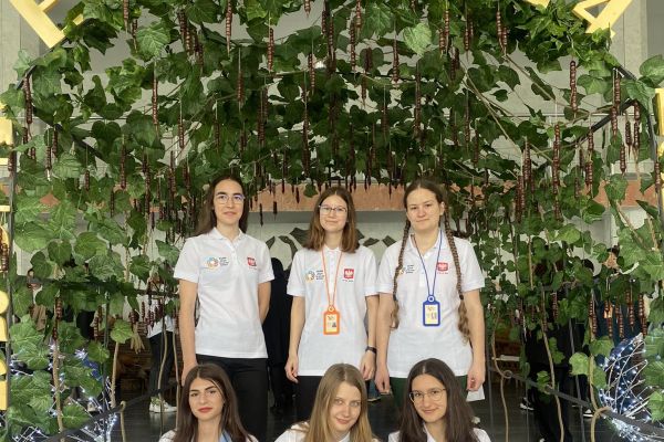 EGMO Gruzja drużyna - kliknięcie spowoduje powiększenie zdjęcia EGMO Gruzja drużyna