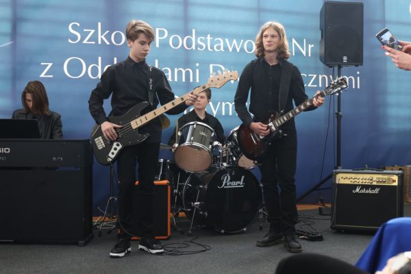 Zakończenie roku szkolnego klas czwartych II LO - kliknięcie spowoduje powiększenie zdjęcia Zakończenie roku szkolnego klas czwartych II LO