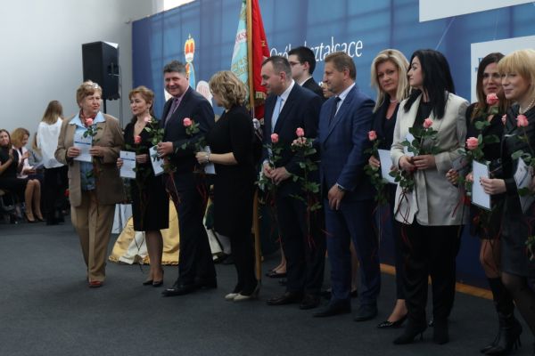 Zakończenie roku szkolnego klas czwartych II LO - kliknięcie spowoduje powiększenie zdjęcia Zakończenie roku szkolnego klas czwartych II LO