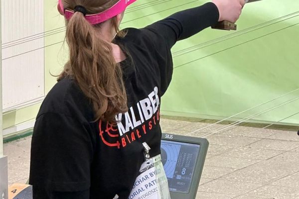 Ewa na stanowisku strzeleckim - kliknięcie spowoduje powiększenie zdjęcia Ewa na stanowisku strzeleckim