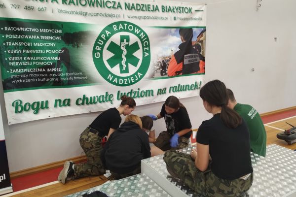 Dziewczęta na stanowisku ratowniczym - kliknięcie spowoduje powiększenie zdjęcia Dziewczęta na stanowisku ratowniczym