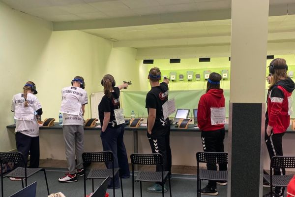 Ewa na stanowisku strzeleckim - kliknięcie spowoduje powiększenie zdjęcia Ewa na stanowisku strzeleckim