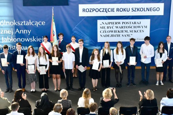 Rozpoczęcie roku 2024-2025 klasy 1-4 Rozpoczęcie roku 2024-2025 klasy 1-4 - kliknięcie spowoduje powiększenie zdjęcia