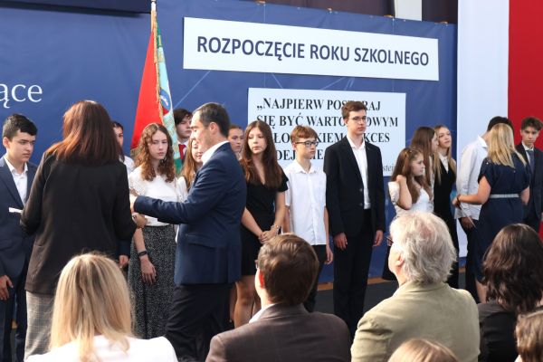 Rozpoczęcie roku 2024-2025 klasy 1-4 Rozpoczęcie roku 2024-2025 klasy 1-4 - kliknięcie spowoduje powiększenie zdjęcia