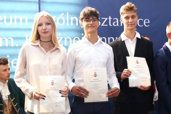 Rozpoczęcie roku 2024-2025 klasy 1-4 Rozpoczęcie roku 2024-2025 klasy 1-4 - kliknięcie spowoduje powiększenie zdjęcia