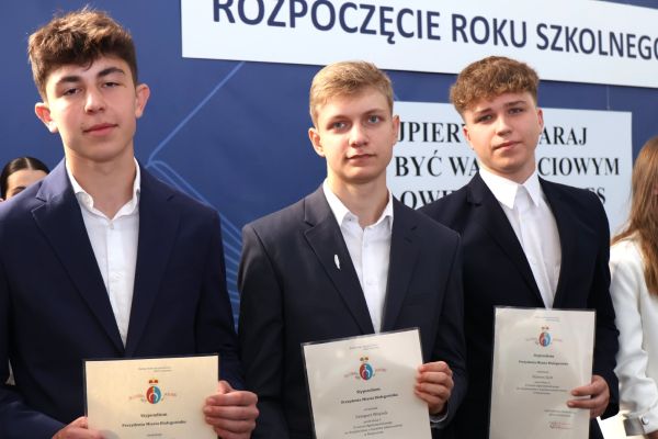 Rozpoczęcie roku 2024-2025 klasy 1-4 Rozpoczęcie roku 2024-2025 klasy 1-4 - kliknięcie spowoduje powiększenie zdjęcia