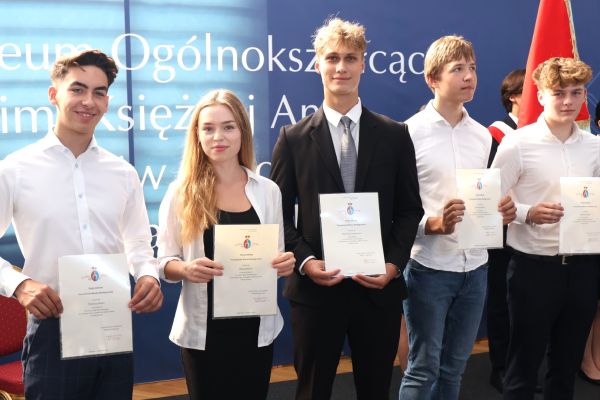 Rozpoczęcie roku 2024-2025 klasy 1-4 Rozpoczęcie roku 2024-2025 klasy 1-4 - kliknięcie spowoduje powiększenie zdjęcia