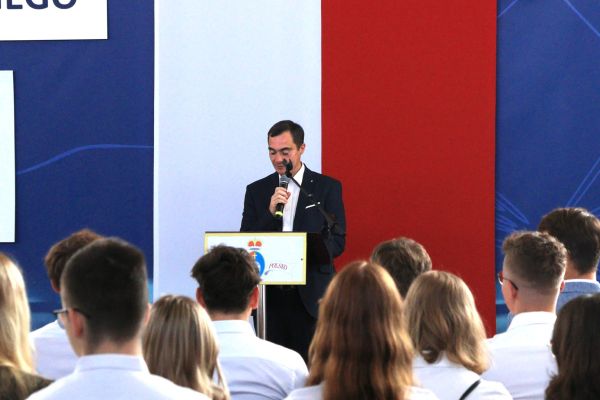 Rozpoczęcie roku 2024-2025 klasy 1-4 Rozpoczęcie roku 2024-2025 klasy 1-4 - kliknięcie spowoduje powiększenie zdjęcia