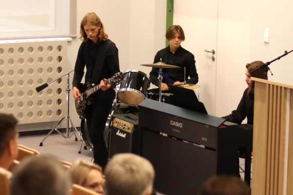 Uroczyste otwarcie nowej części szkoły Uroczyste otwarcie nowej części szkoły - kliknięcie spowoduje powiększenie zdjęcia