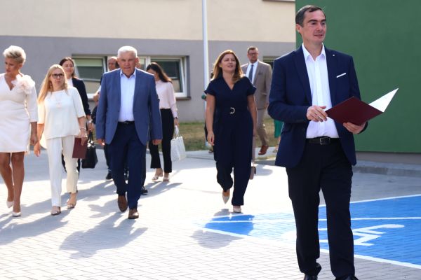 Uroczyste otwarcie nowej części szkoły Uroczyste otwarcie nowej części szkoły - kliknięcie spowoduje powiększenie zdjęcia