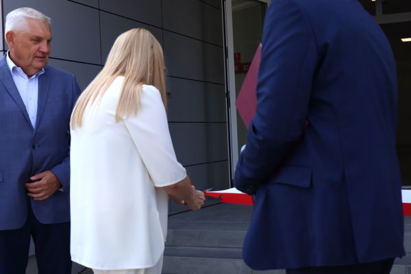 Uroczyste otwarcie nowej części szkoły Uroczyste otwarcie nowej części szkoły - kliknięcie spowoduje powiększenie zdjęcia