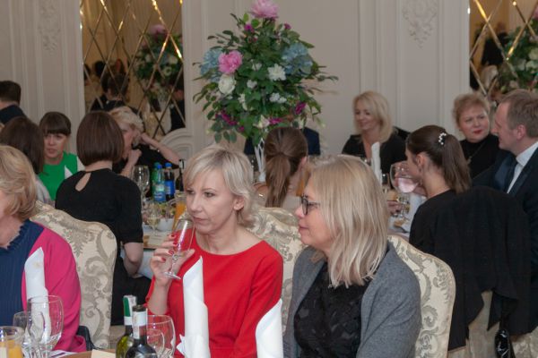 Wspólne zdjęcie przy stole - kliknięcie spowoduje powiększenie zdjęcia Wspólne zdjęcie przy stole