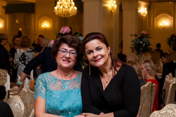 Wspólne zdjęcie Pani profesor i wicedyrektor - kliknięcie spowoduje powiększenie zdjęcia Wspólne zdjęcie Pani profesor i Wicedyrektor