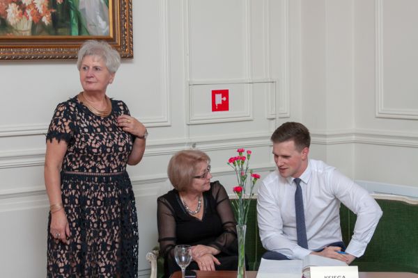 Zdjęcie przy księdze pamiątkowej- kliknięcie spowoduje powiększenie zdjęcia Zdjęcie przy księdze pamiątkowej