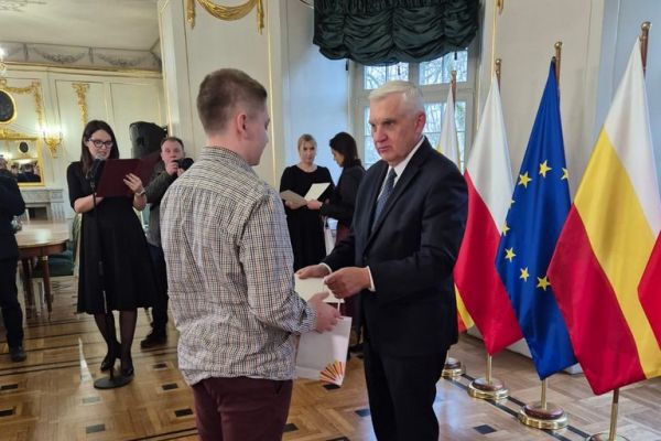 Nagrodę otrzymuje Karol Kondratiuk (7c)