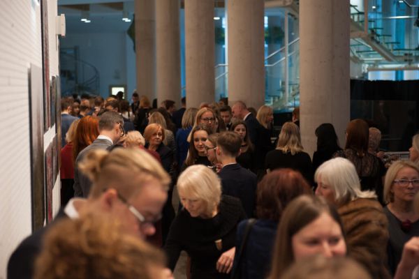 Zaproszeni goście, hol opery- kliknięcie spowoduje powiększenie zdjęcia Zaproszeni goście, hol opery