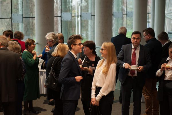 Uczniowie, hol opery - kliknięcie spowoduje powiększenie zdjęcia Uczniowie, hol opery