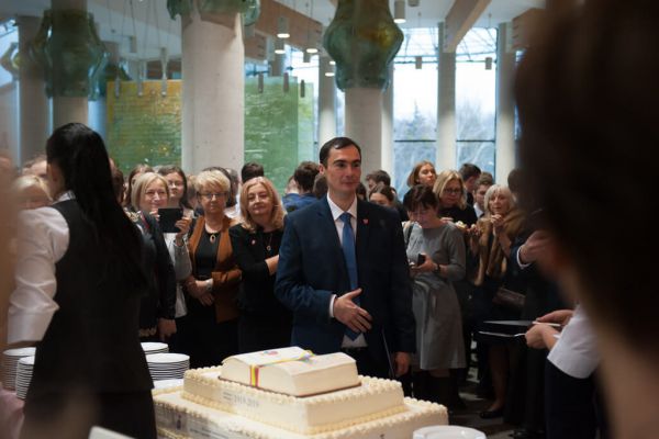 Pan dyrektor przy torcie urodzinowym- kliknięcie spowoduje powiększenie zdjęcia Pan dyrektor przy torcie urodzinowym