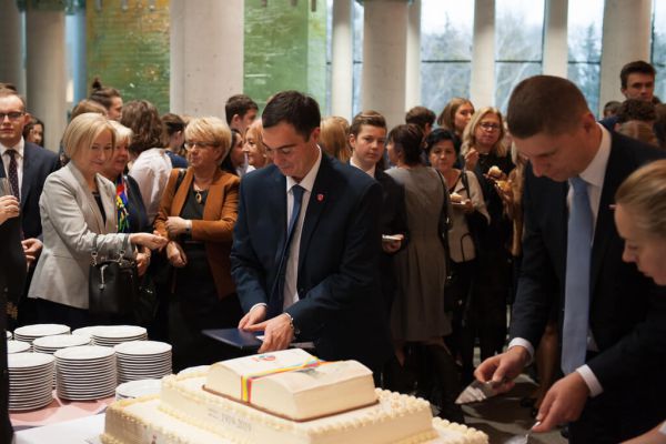 Krojenie tortu - kliknięcie spowoduje powiększenie zdjęcia Krojenie tortu