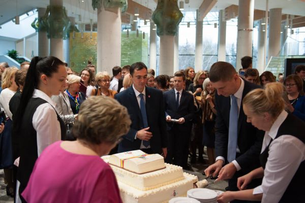 Porcjowanie tortu, Minister Edukacji- kliknięcie spowoduje powiększenie zdjęcia Porcjowanie tortu, Minister Edukacji