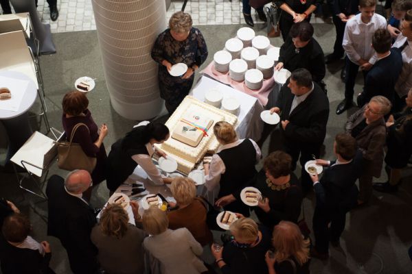 W oczekiwaniu na tort, zdjęcie z góry- kliknięcie spowoduje powiększenie zdjęcia W oczekiwaniu na tort, zdjęcie z góry