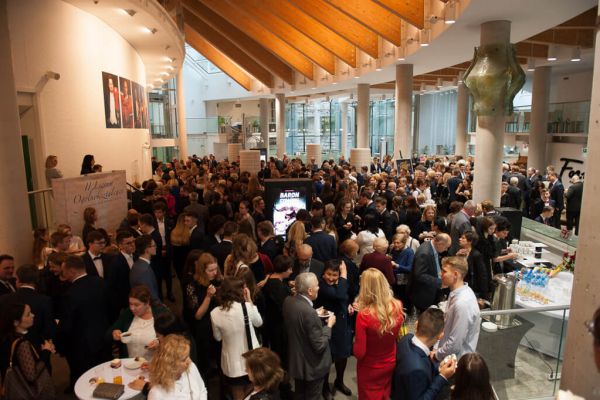 Degustacja tortu w holu opery- kliknięcie spowoduje powiększenie zdjęcia Degustacja tortu w holu opery