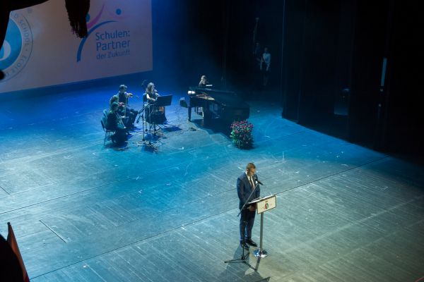 Część oficjalna, koncert skrzypcowy- kliknięcie spowoduje powiększenie zdjęcia Część oficjalna, koncert skrzypcowy