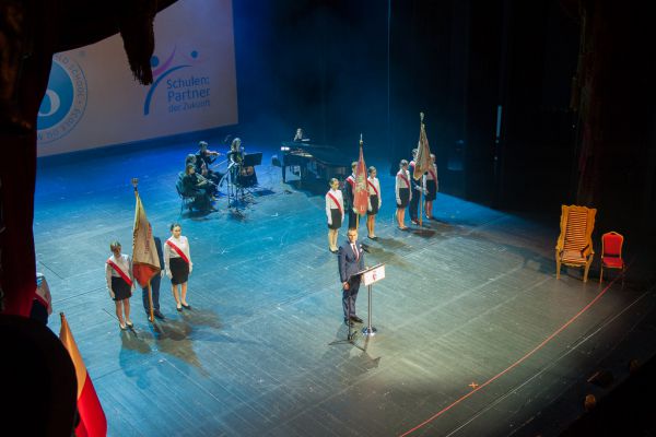 Hymn Polski i Sztandary Szkoły- kliknięcie spowoduje powiększenie zdjęcia Hymn Polski i Sztandary Szkoły