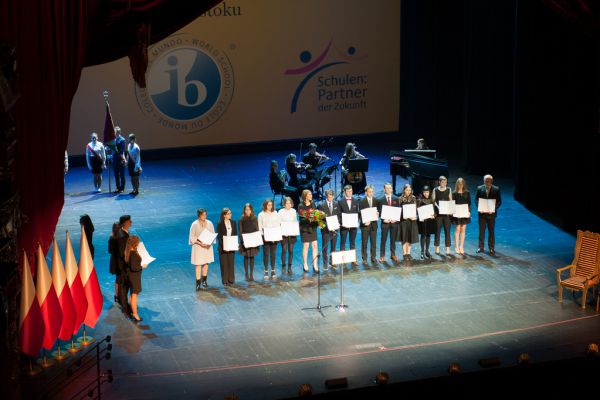 Pamiątkowe zdjęcie nagrodzonych uczniów i nauczycieli- kliknięcie spowoduje powiększenie zdjęcia Pamiątkowe zdjęcie nagrodzonych uczniów i nauczycieli
