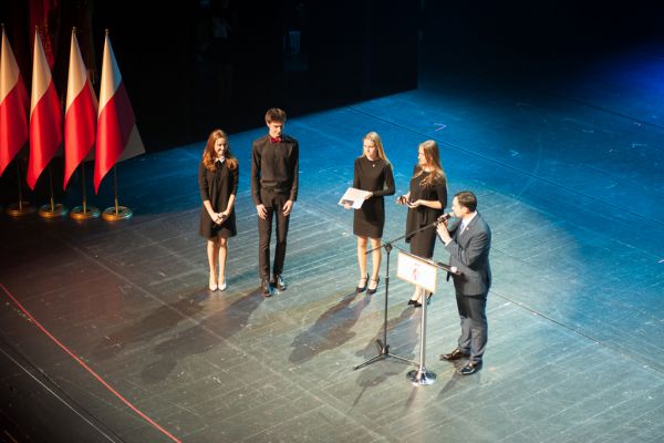 Uczniowie II LO i Pan dyrektor- kliknięcie spowoduje powiększenie zdjęcia Uczniowie II LO i Pan dyrektor