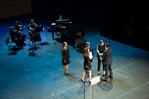 Uczniowie II LO i Pan dyrektor- kliknięcie spowoduje powiększenie zdjęcia Uczniowie II LO i Pan dyrektor