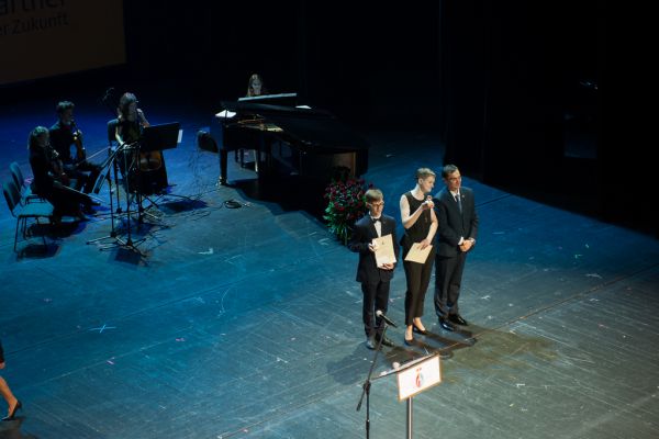 Uczniowie II LO i Pan dyrektor- kliknięcie spowoduje powiększenie zdjęcia Uczniowie II LO i Pan dyrektor