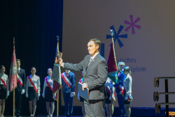 Pan dyrektor z pamiątkowym grawerem- kliknięcie spowoduje powiększenie zdjęcia Pan dyrektor z pamiątkowym grawerem