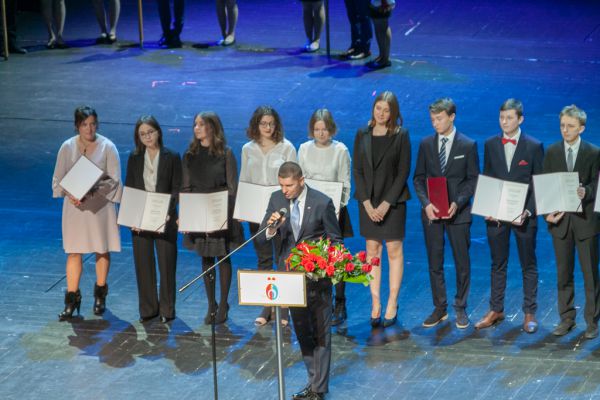Minister Edukacji, nagrodzeni uczniowie- kliknięcie spowoduje powiększenie zdjęcia Minister Edukacji, nagrodzeni uczniowie