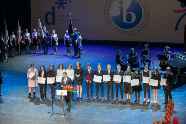 Nagrodzeni uczniowie i nauczyciele- kliknięcie spowoduje powiększenie zdjęcia Nagrodzeni uczniowie i nauczyciele